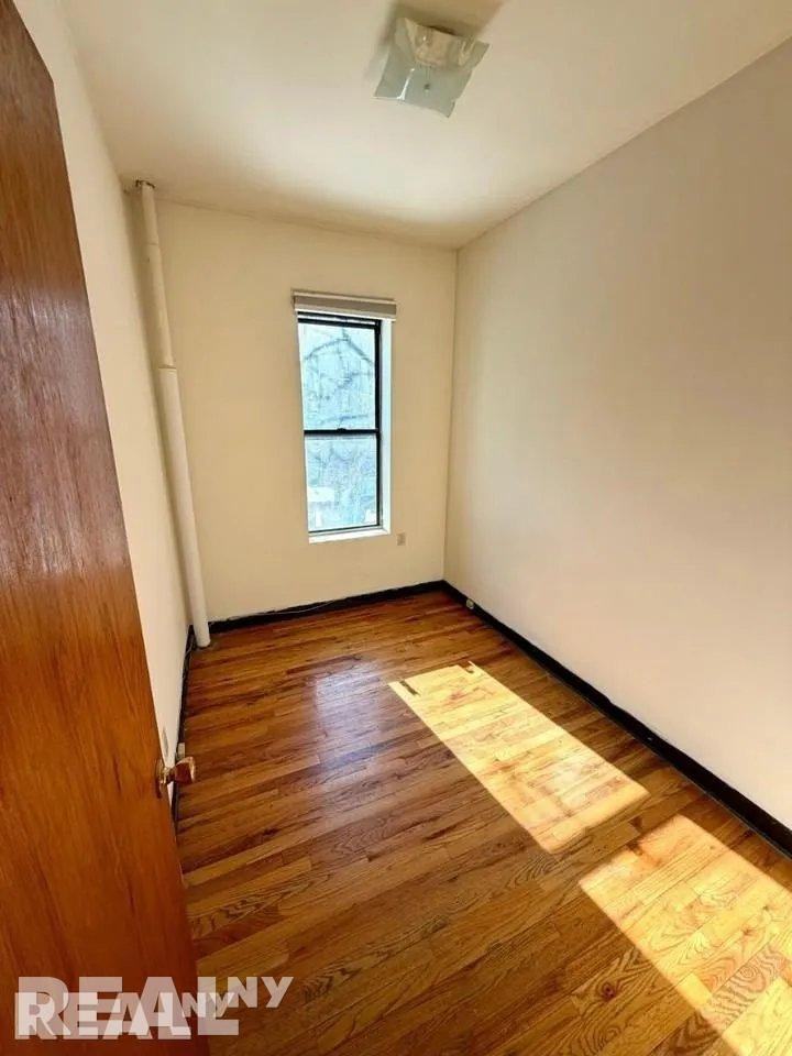 E 14th St #20 - Photo 3 of 7