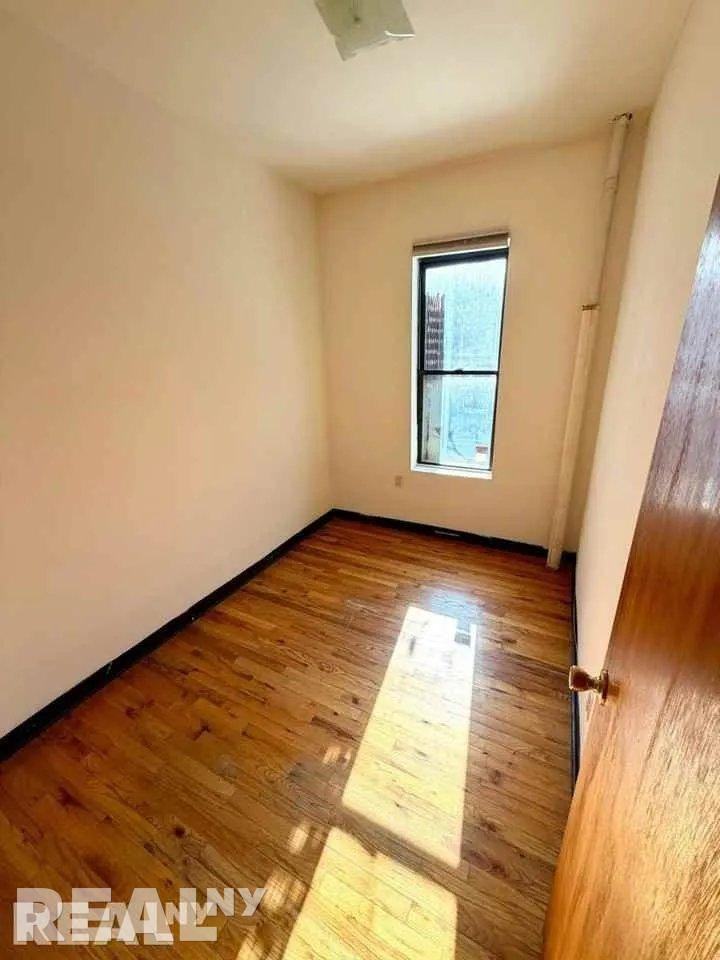 E 14th St #20 - Photo 4 of 7