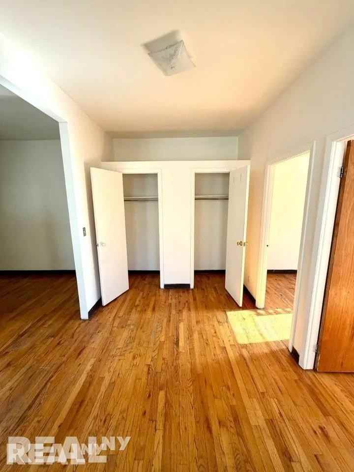 E 14th St #20 - Photo 6 of 7