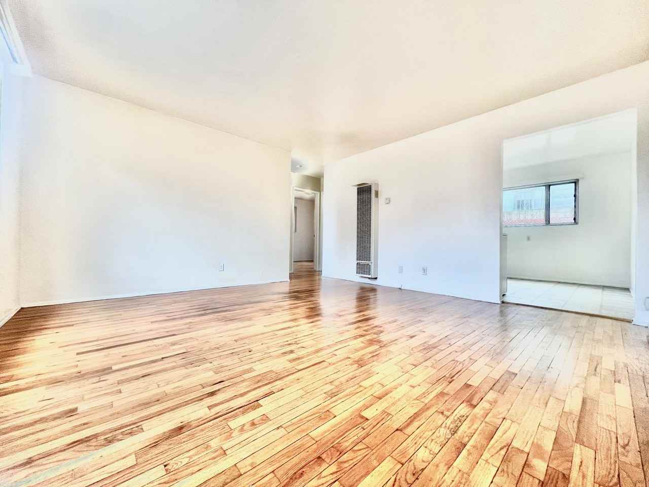 3726-3728.5A Ingraham Street - Photo 2 of 33