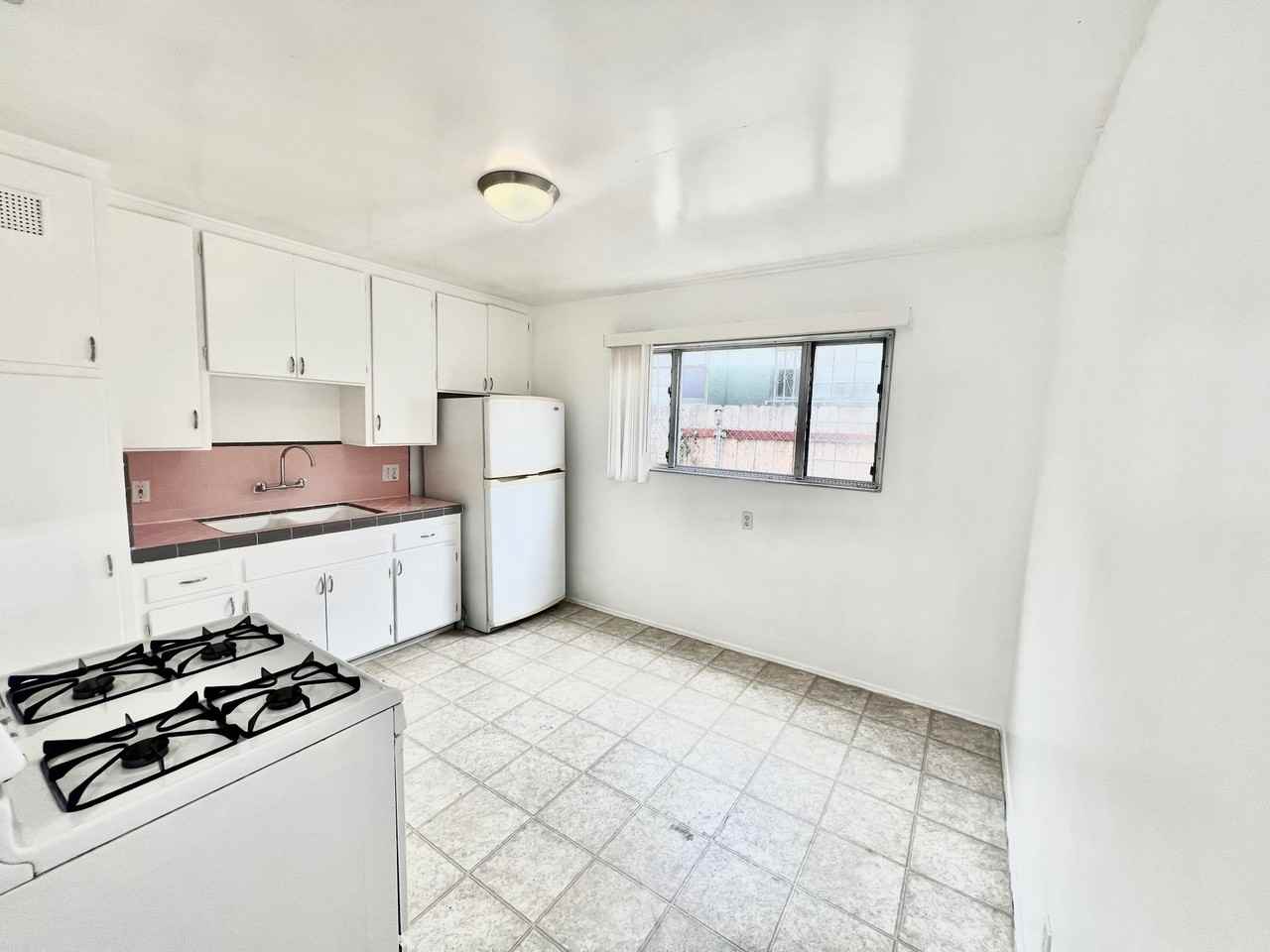 3726-3728.5A Ingraham Street - Photo 3 of 33