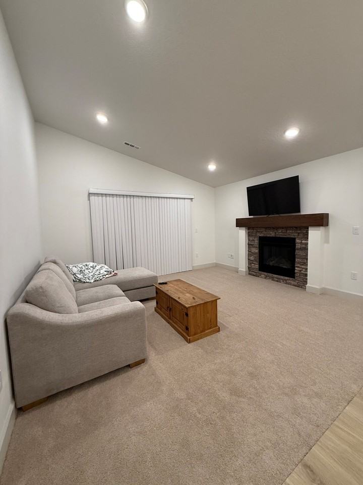 385 Taft St #1397081P - Photo 2 of 33