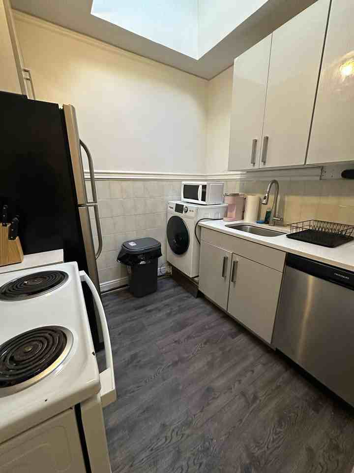 425 W 36th St #1438794P - Photo 4 of 13