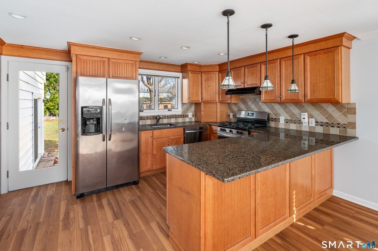 37 Gaymoor Dr - Photo 3 of 31