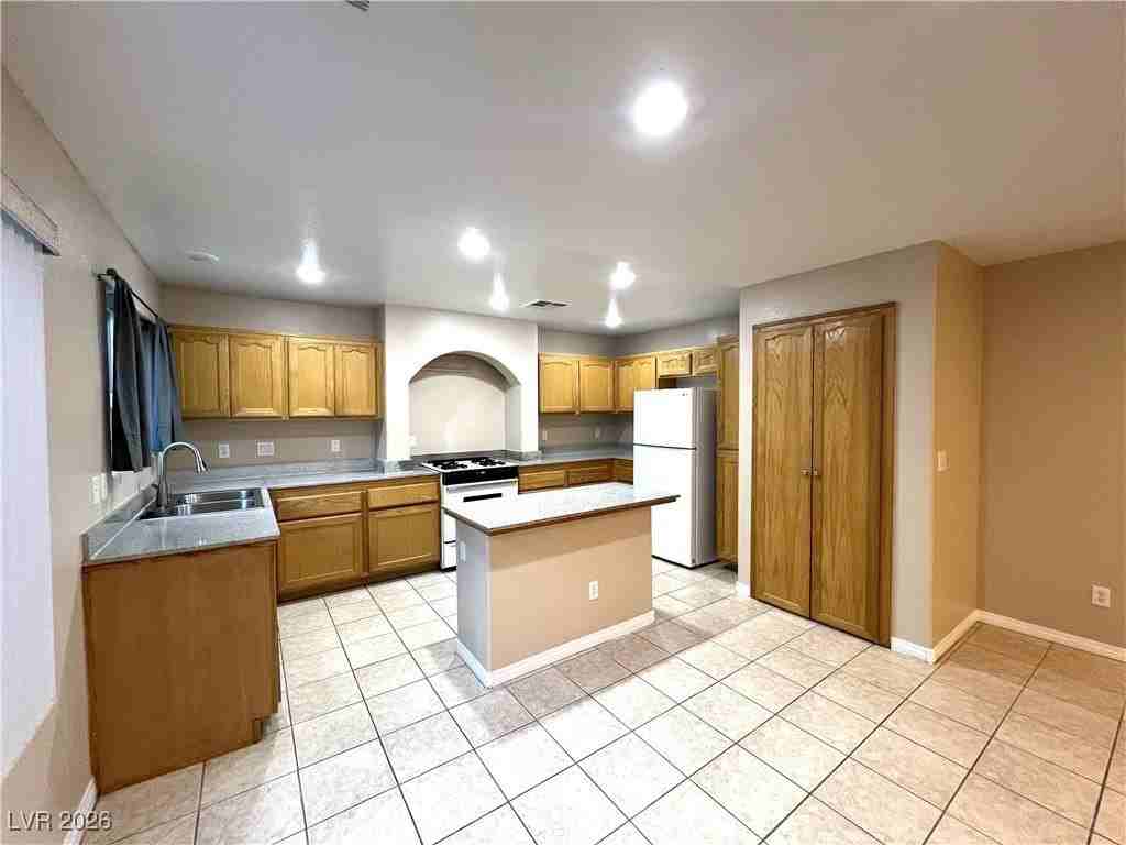 7327 Laburnum St - Photo 6 of 35