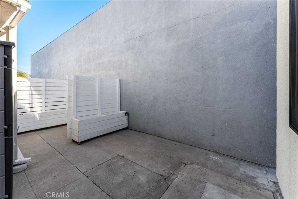 2430 E 7th St - Photo 4 of 45