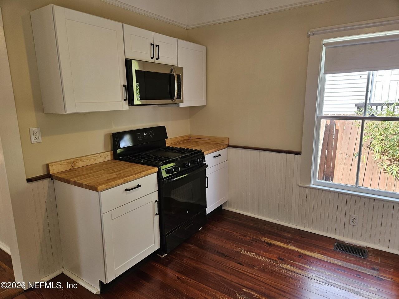 816 Oak St - Photo 7 of 14