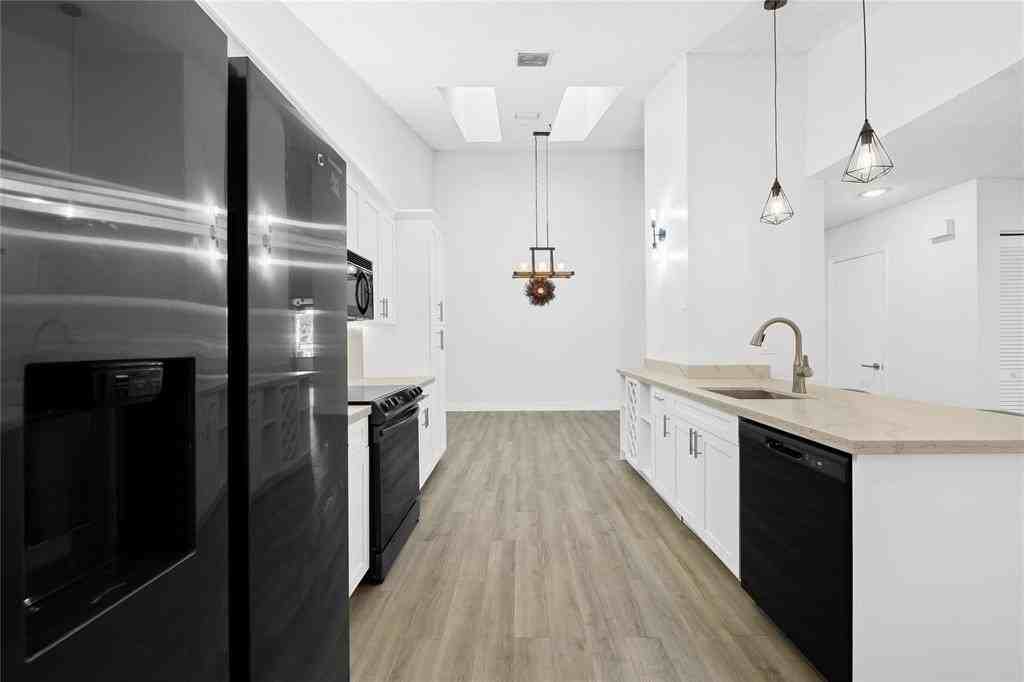 8245 Nw 70th St - Photo 2 of 29