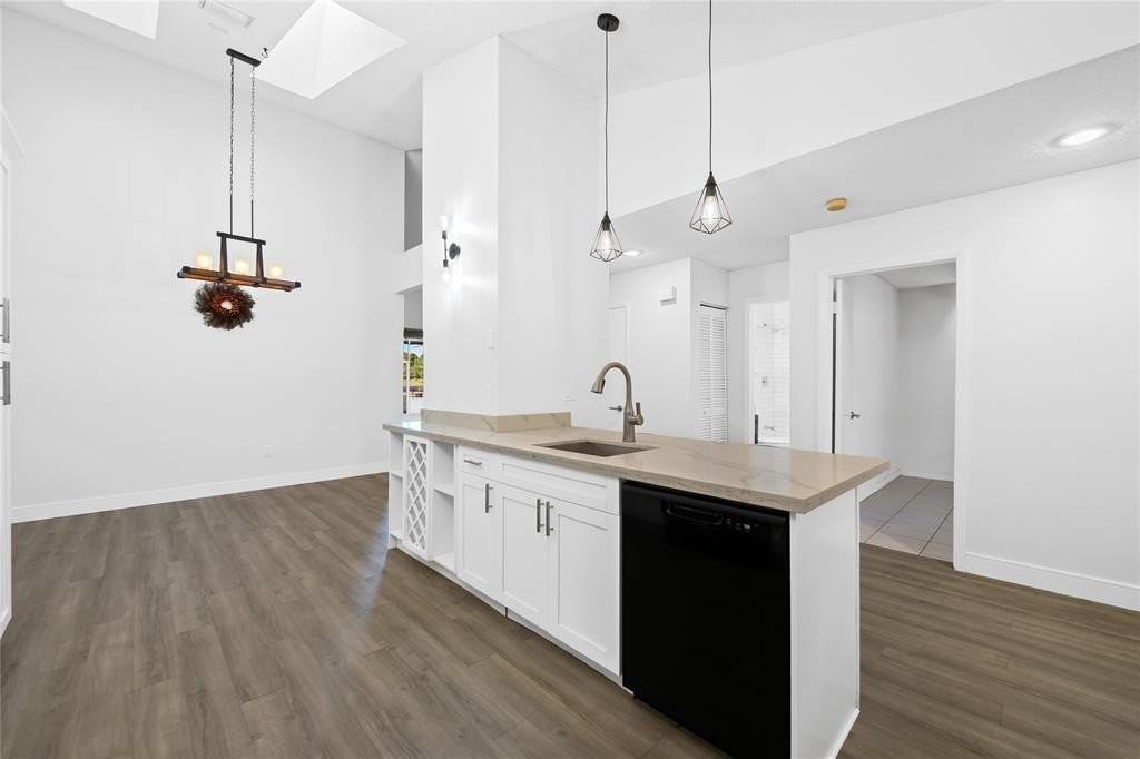 8245 Nw 70th St - Photo 4 of 29