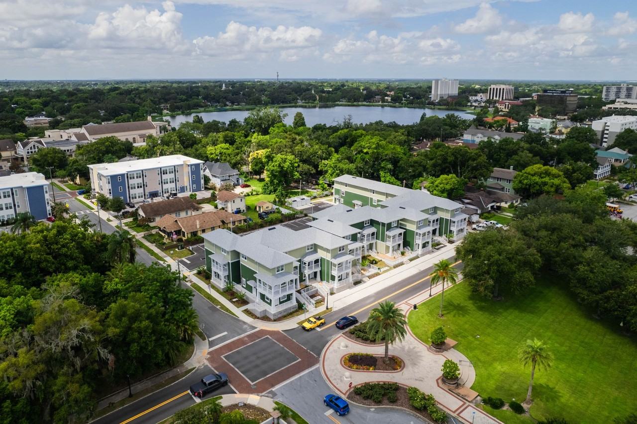 Valencia at the Park - Photo 2 of 48