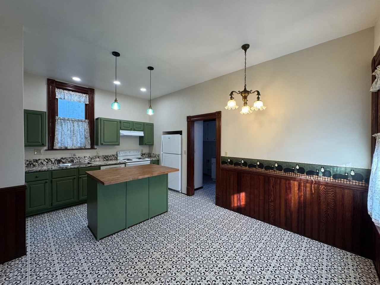 801 Summer St - Photo 2 of 50