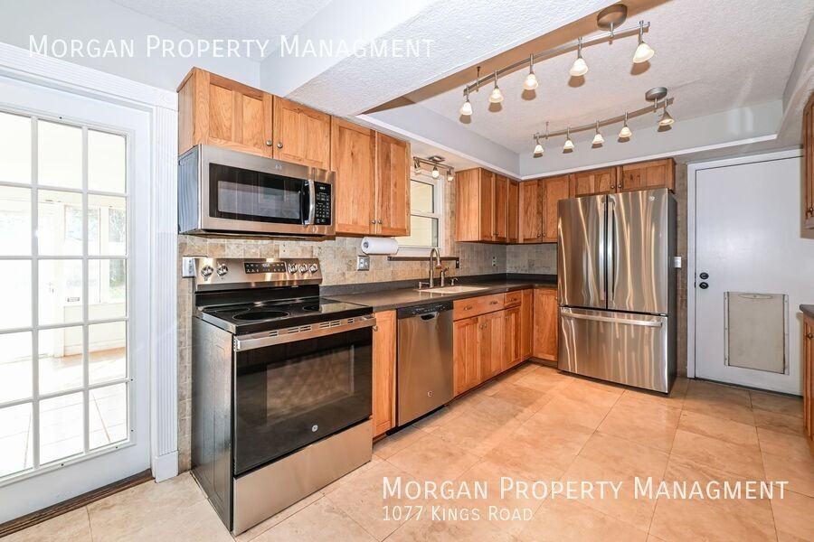 1077 Kings Rd - Photo 4 of 28