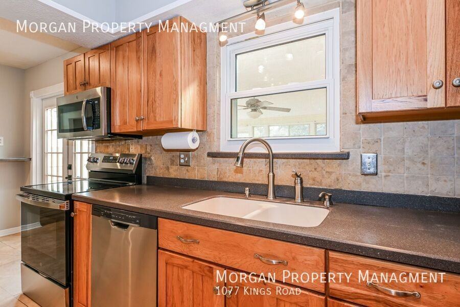 1077 Kings Rd - Photo 5 of 28