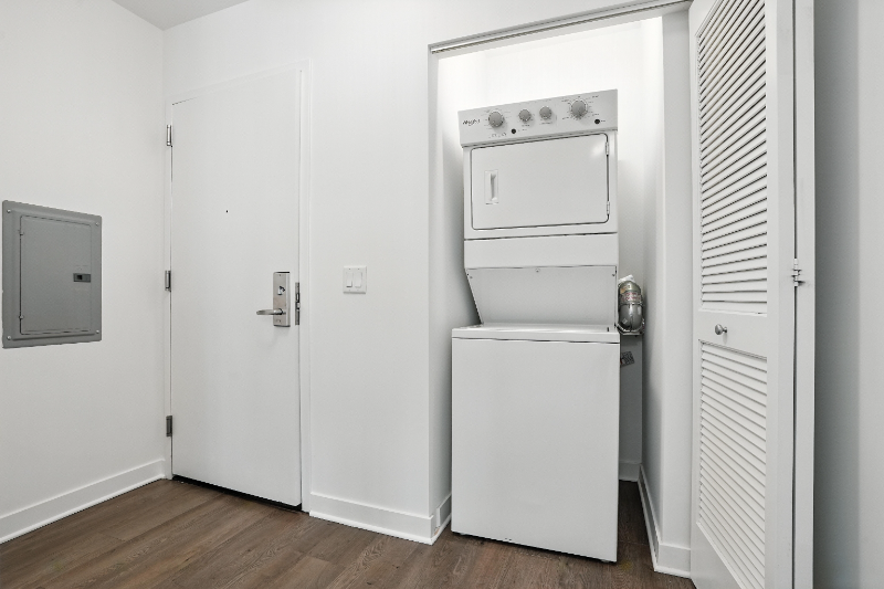 201 E Adams St - Photo 5 of 8