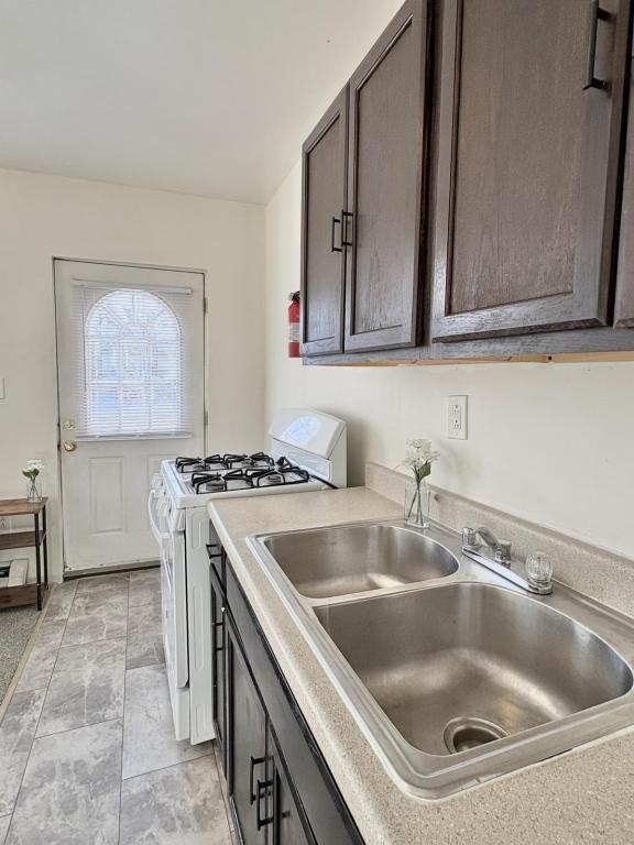 171 Oak St Apt 1r - Photo 7 of 13