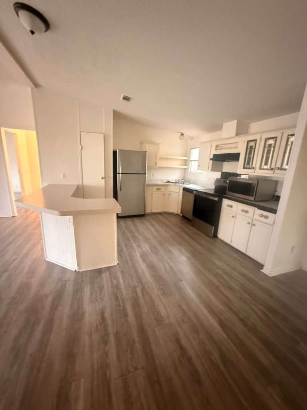 430 Westchase - Photo 4 of 20