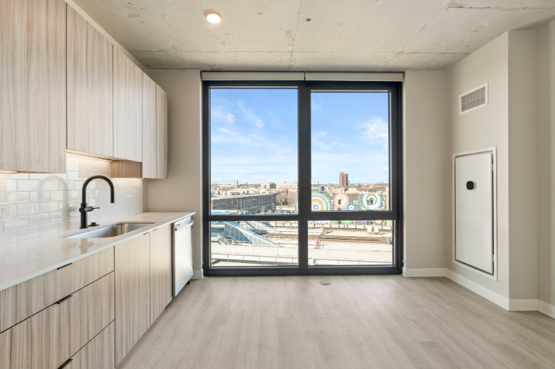 4578 N Broadway St - Photo 5 of 14