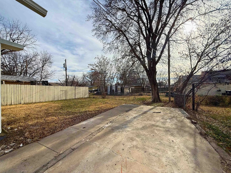 904 E Ash St - Photo 3 of 12