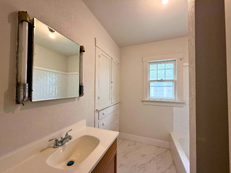 904 E Ash St - Photo 5 of 12