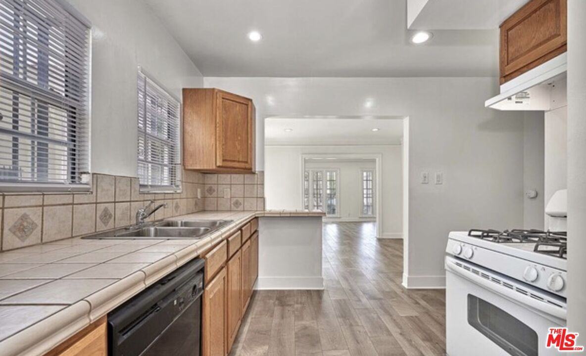 734 S Gramercy Pl #734 - Photo 6 of 10