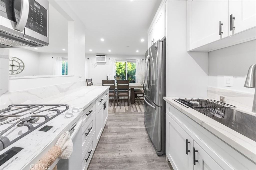 3010 Montrose Ave #3010-26 - Photo 7 of 36