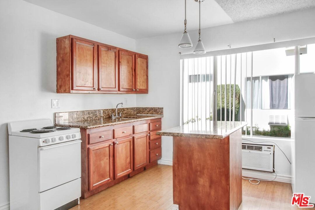 817 N Hudson Ave #817-2 - Photo 5 of 13