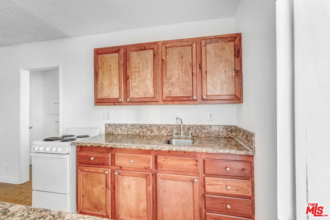 817 N Hudson Ave #817-2 - Photo 6 of 13