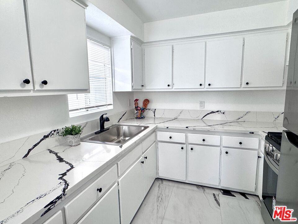 1630 W 104th St #1630A - Photo 3 of 19