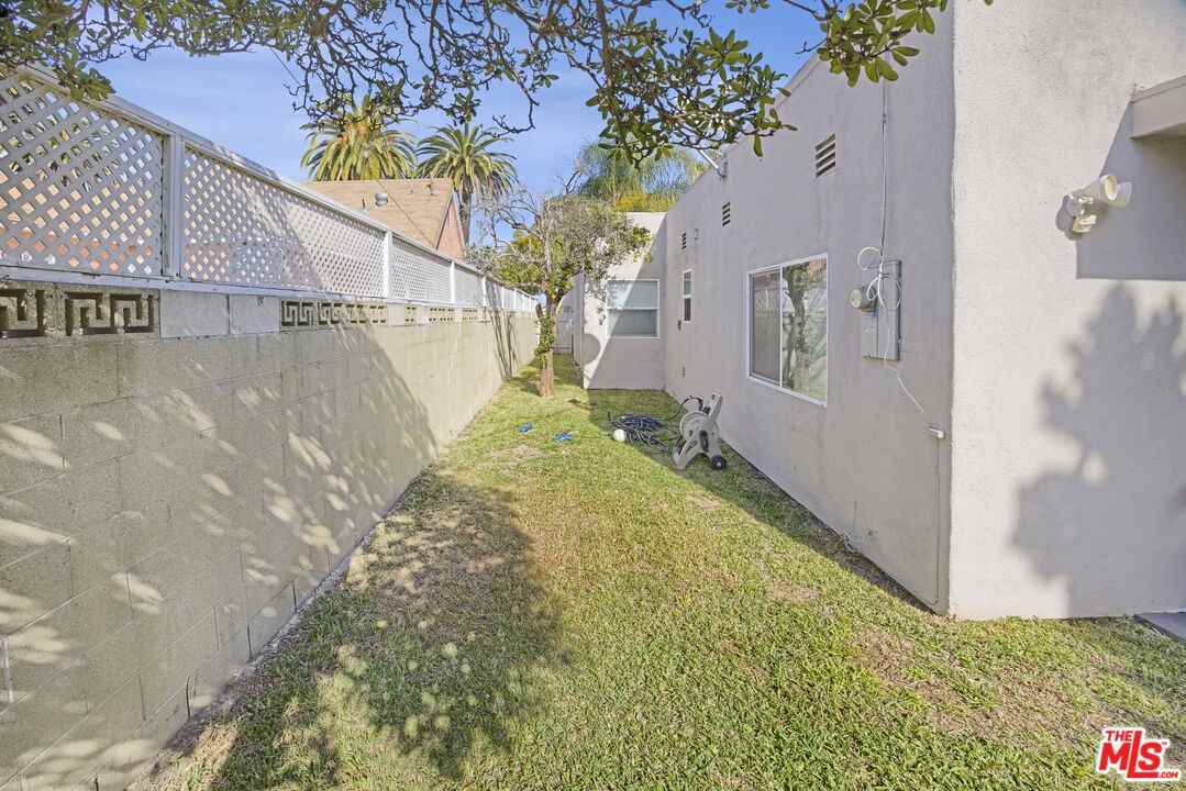 2016 W 78th St #2016 - Photo 4 of 41