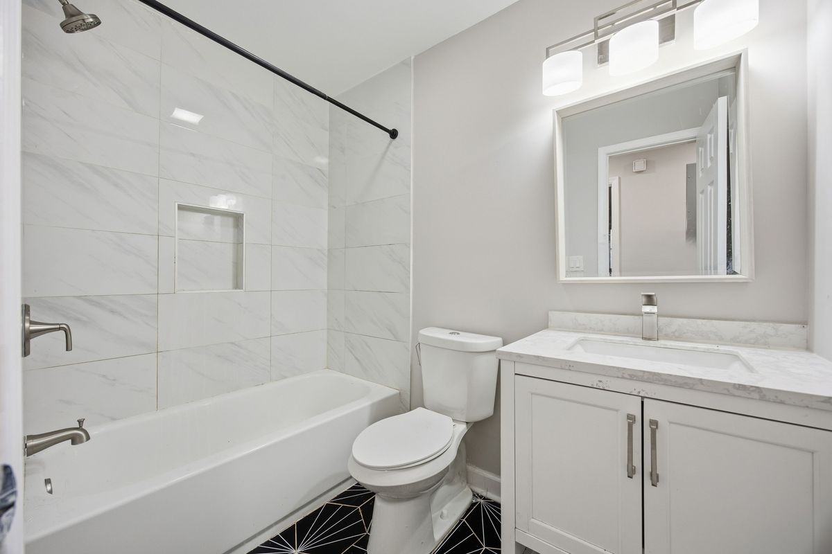 2717 S Clark Dr - Photo 2 of 15