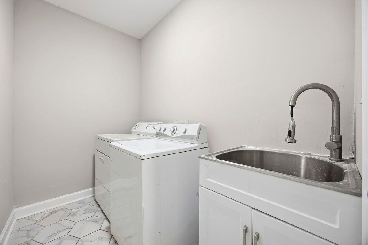 2717 S Clark Dr - Photo 4 of 15