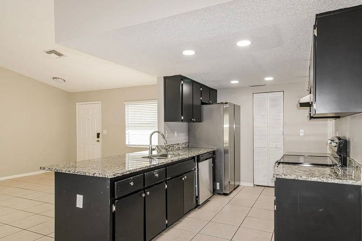 12452 Groveland St - Photo 3 of 10