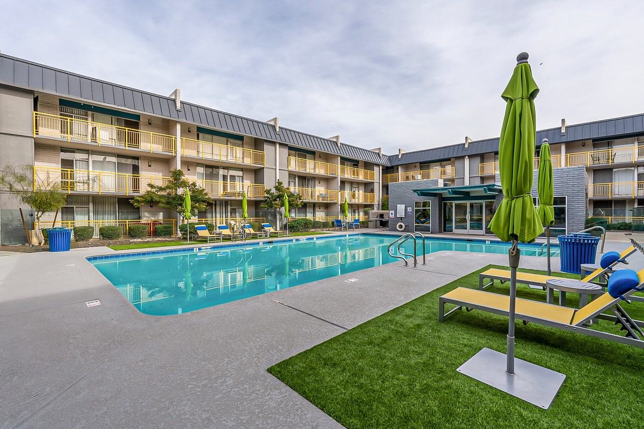 Avenue 19 - Photo 3 of 45