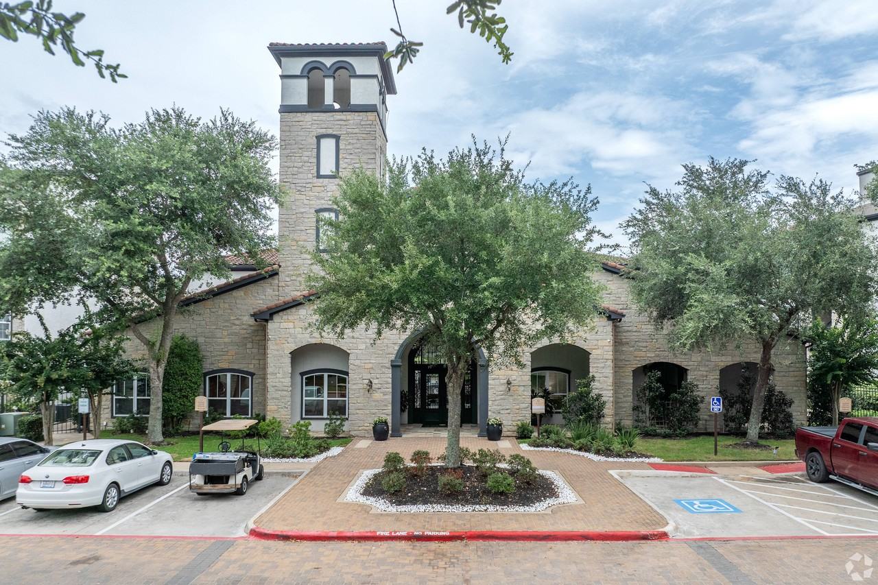 Amalfi at Tuscan Lakes - Photo 2 of 21