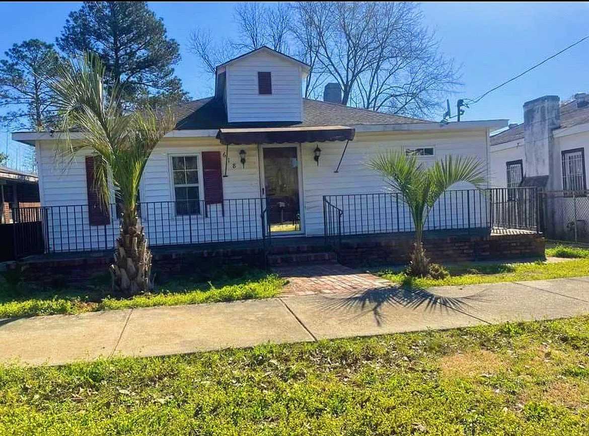 618 Montgomery St #B - Photo 2 of 5