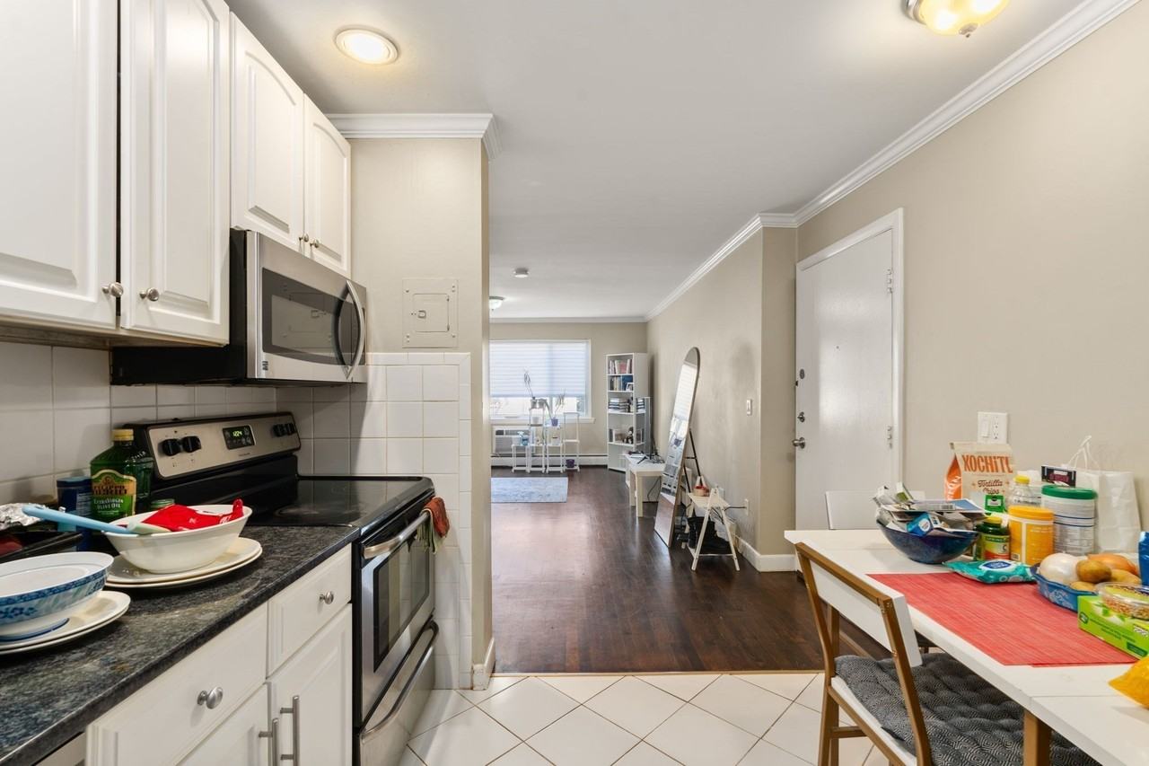 71 Oxford Ave #8 - Photo 3 of 10