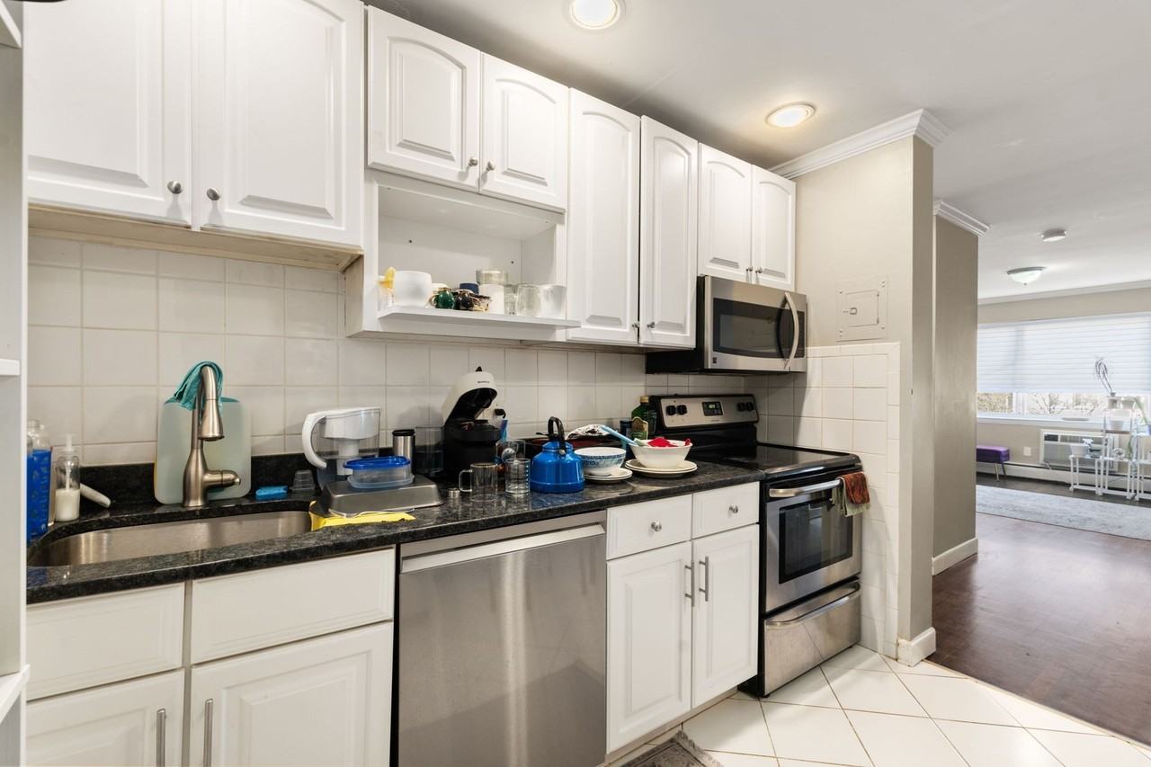 71 Oxford Ave #8 - Photo 4 of 10