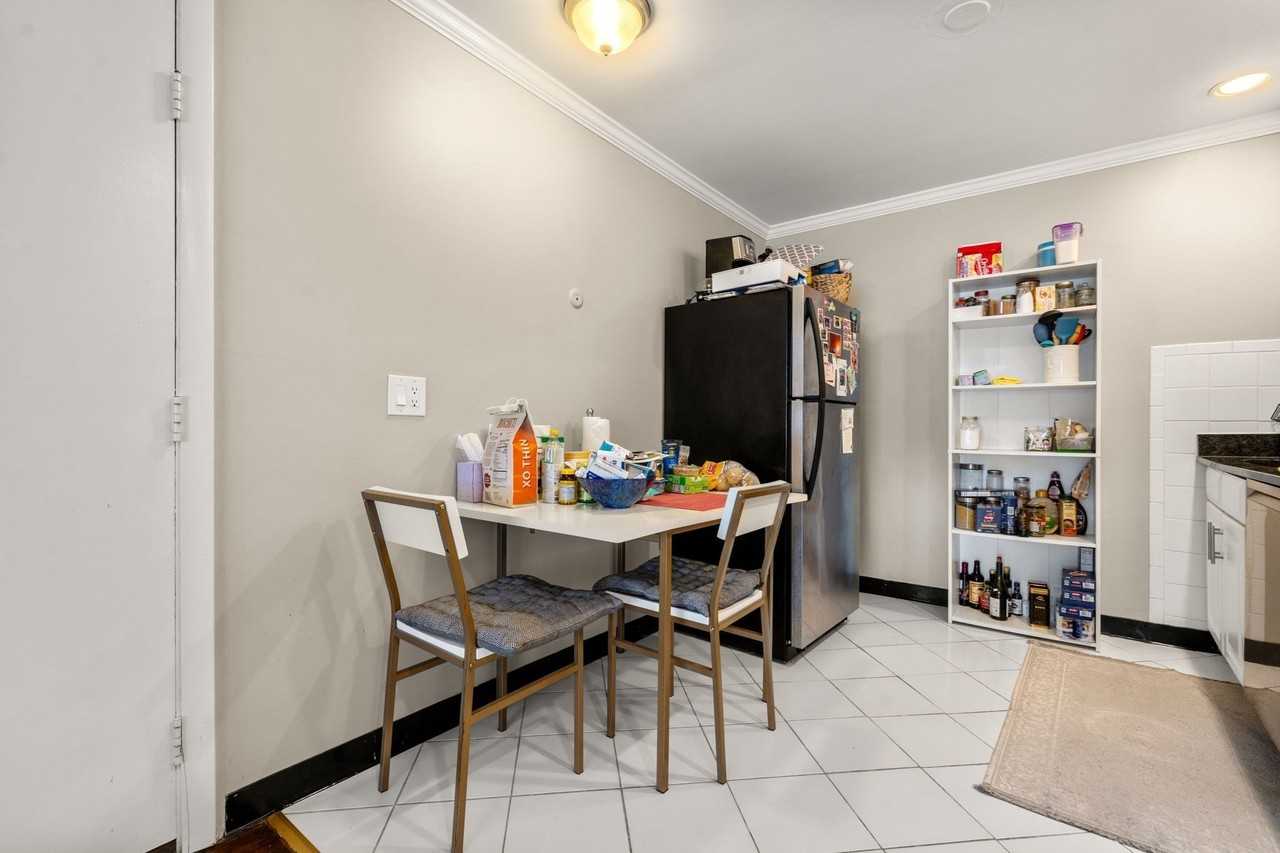 71 Oxford Ave #8 - Photo 5 of 10