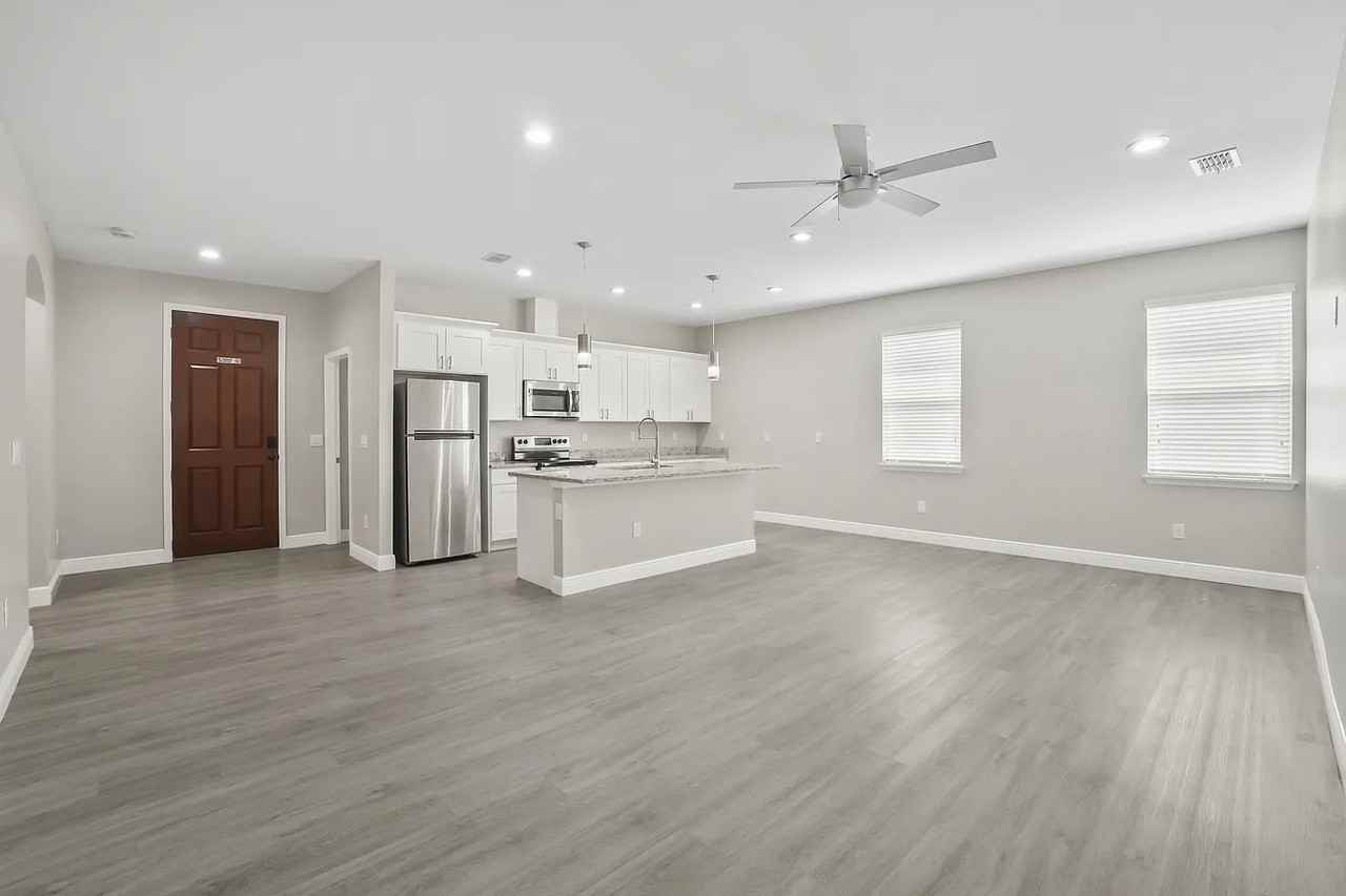 2922 W Chestnut St #NA - Photo 2 of 10