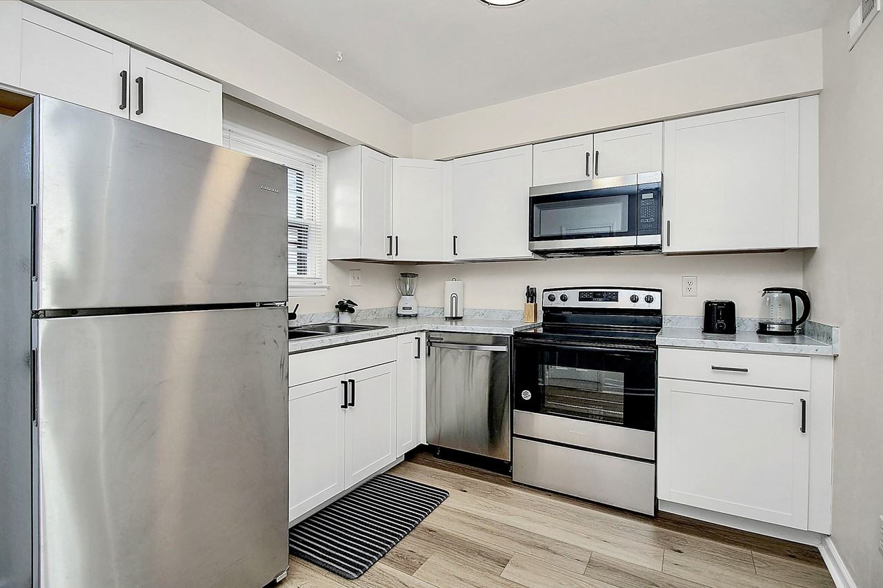 6314 Old Pineville Rd #B - Photo 7 of 17