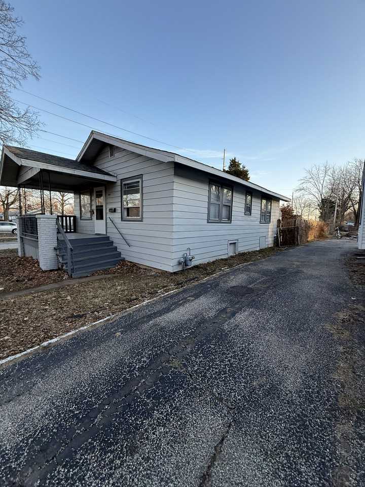 909 W Cushing St #NA - Photo 2 of 9