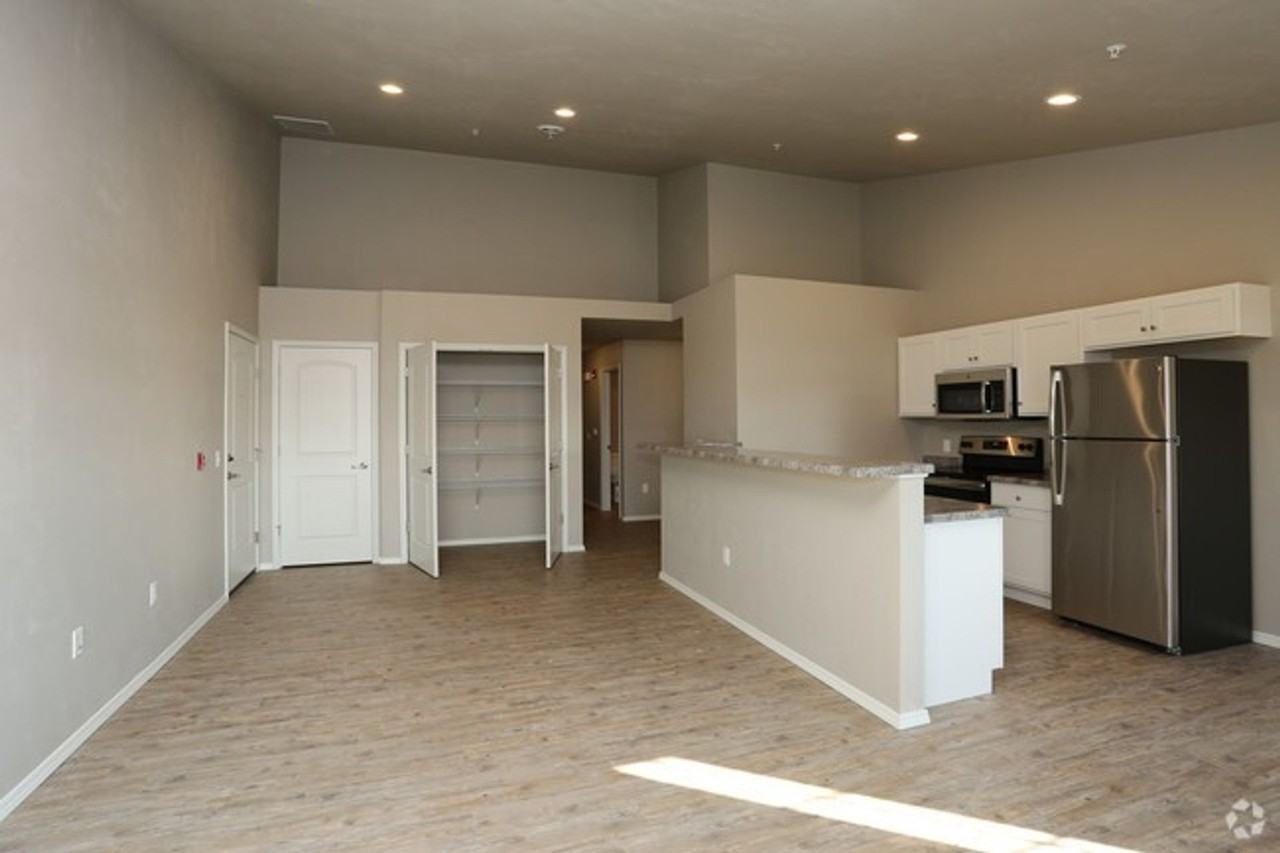 400 W. St. Joseph Street - Photo 7 of 41