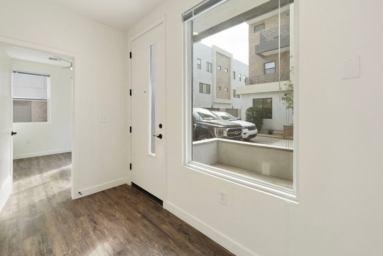 406 W 7th St - Photo 3 of 45