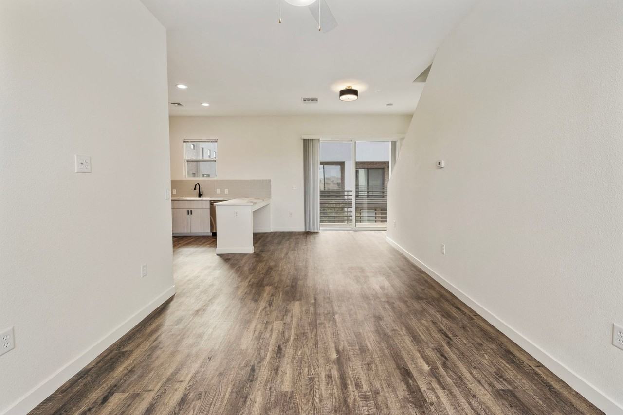 406 W 7th St - Photo 4 of 45