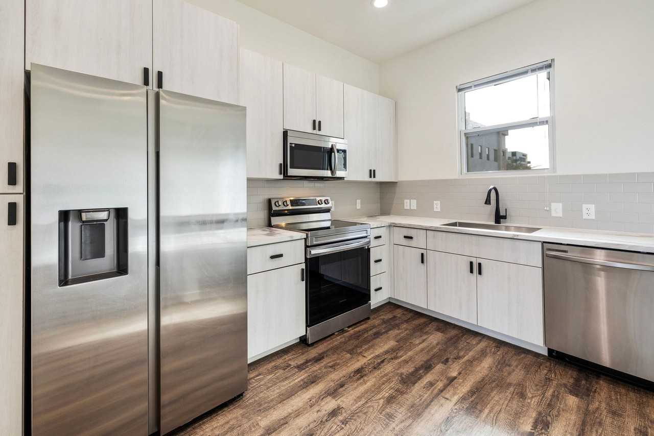 406 W 7th St - Photo 5 of 45