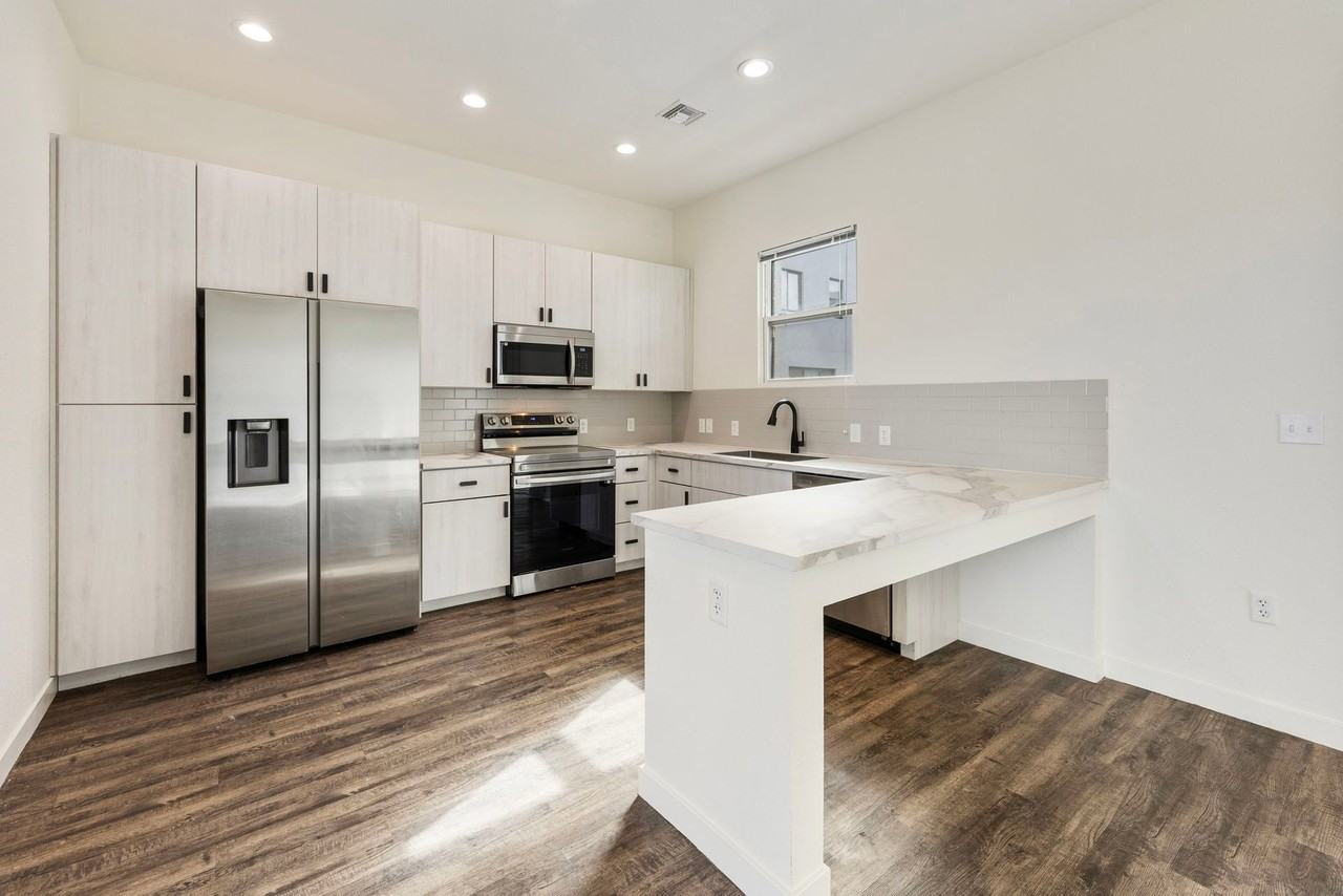 406 W 7th St - Photo 7 of 45