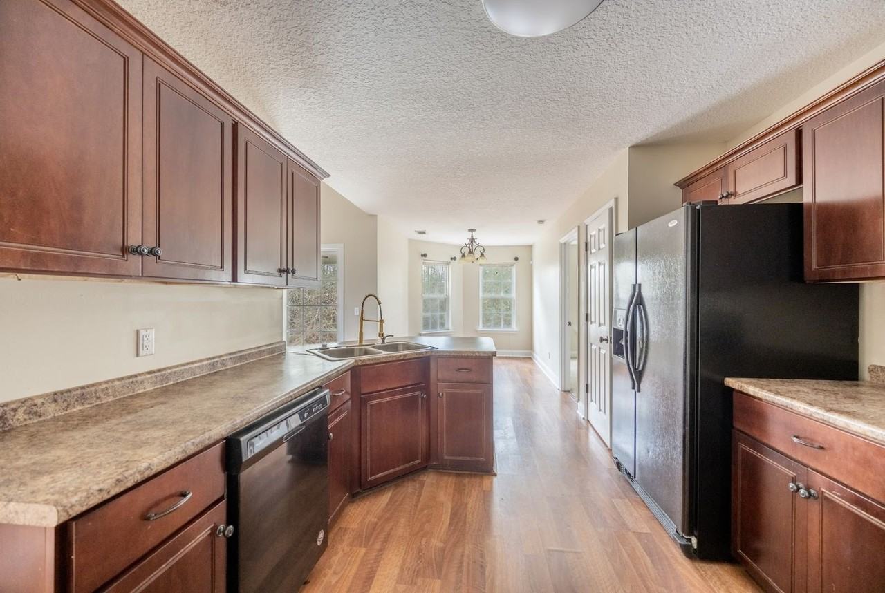 1613 Hucknall Pl - Photo 2 of 11