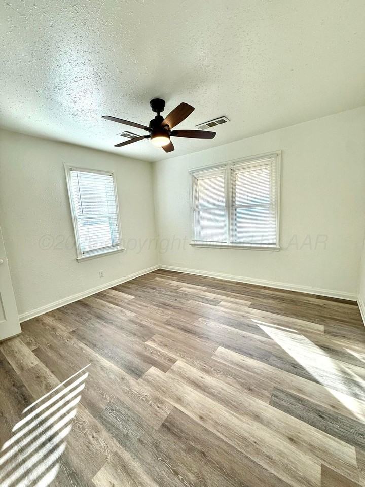 3705 S Washington St - Photo 5 of 7