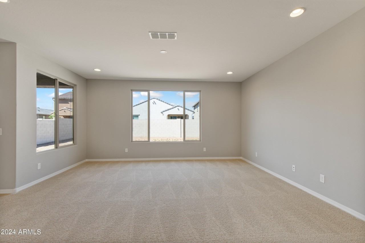 8956 W Luke Ave - Photo 6 of 47