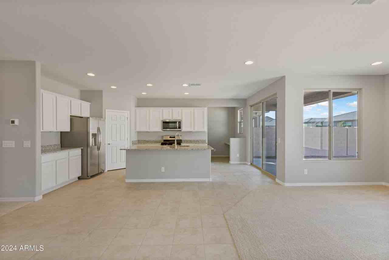 8956 W Luke Ave - Photo 7 of 47